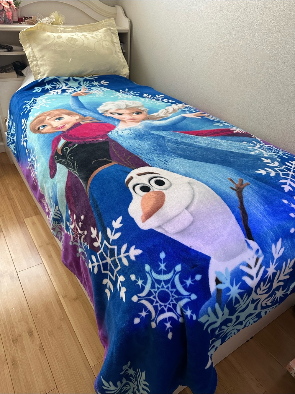 Disney authentic, Frozen Characters Plush Throw Blanket Elsa and Anna with Olaf
